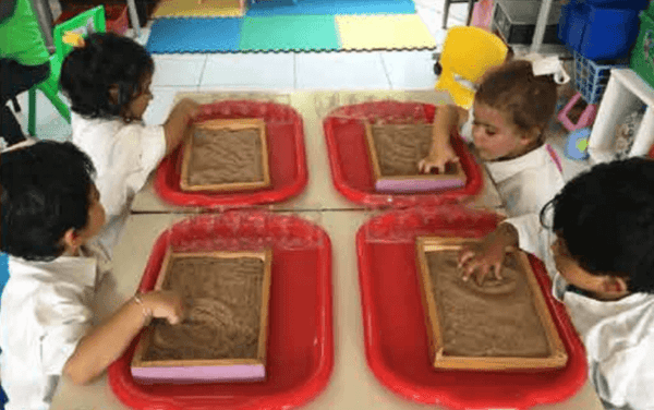 Blog-Imagen-preescolar-aprender-jugando-mejor-forma-aprender-kinder-probar-texturas-arena-Colegio-Williams-de-Cuernavaca-Nov20